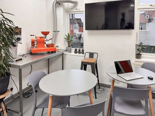 Coffee training course in Essex – Learn about coffee origins, roasting, extraction, and milk texturing in a hands-on workshop at Dash Coffee Lab.