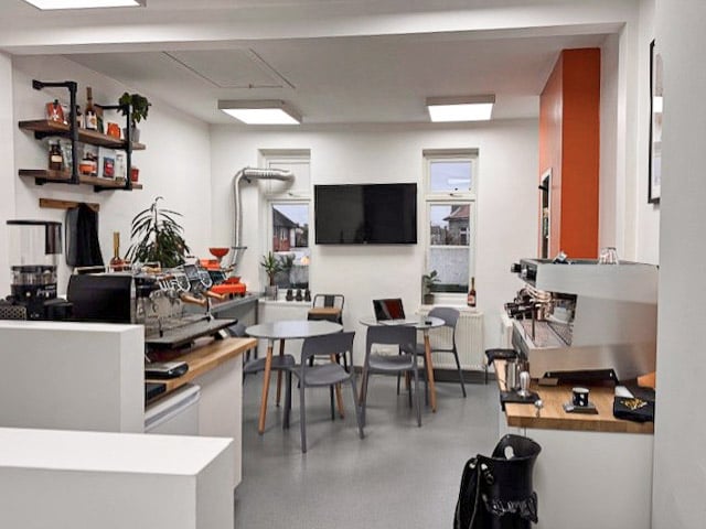 Coffee training course in Essex – Learn about coffee origins, roasting, extraction, and milk texturing in a hands-on workshop at Dash Coffee Lab.