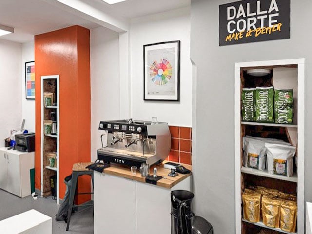 Coffee training course in Essex – Learn about coffee origins, roasting, extraction, and milk texturing in a hands-on workshop at Dash Coffee Lab.