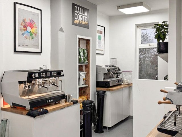 Coffee training course in Essex – Learn about coffee origins, roasting, extraction, and milk texturing in a hands-on workshop at Dash Coffee Lab.