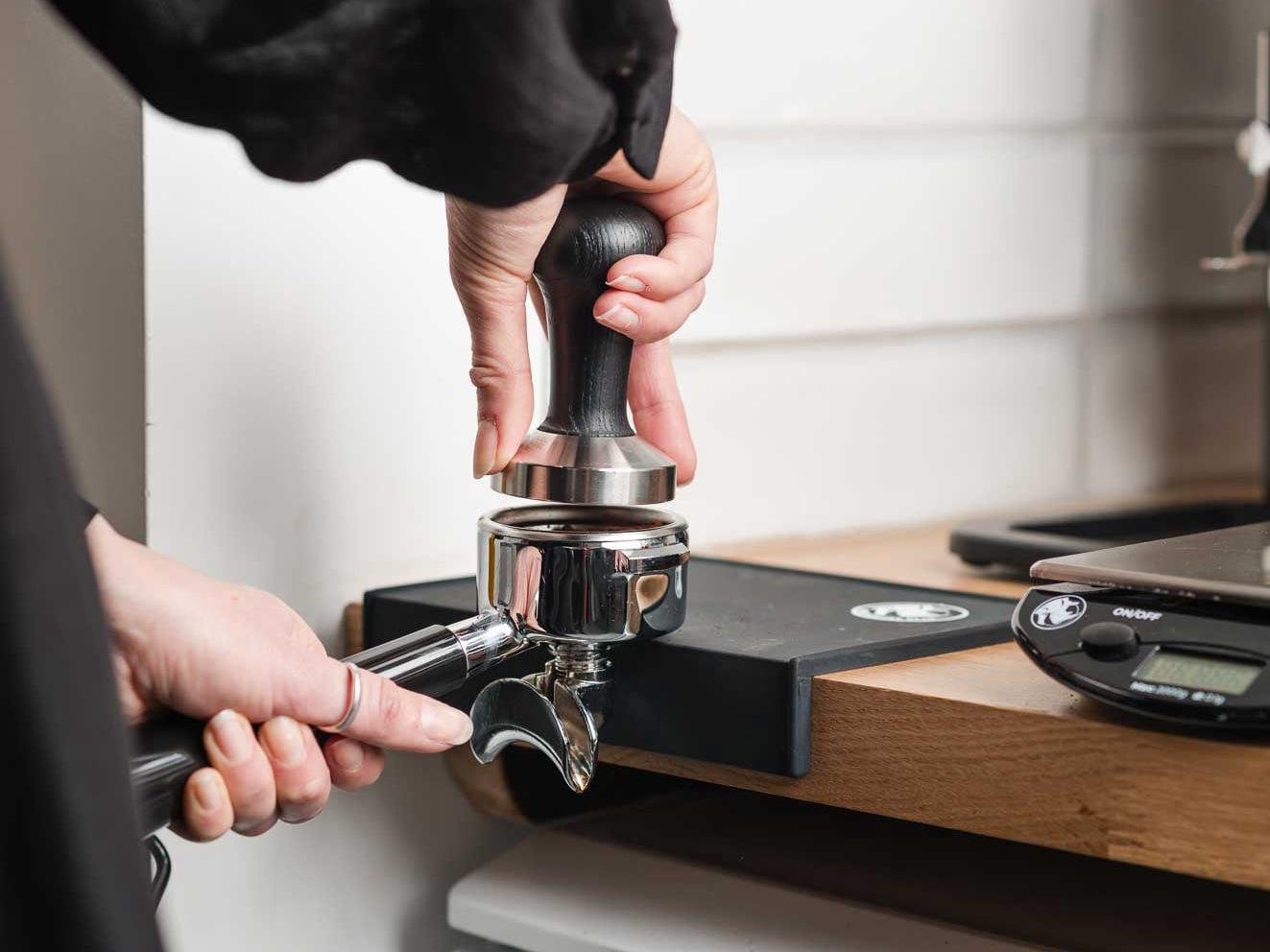 Coffee training course in Essex – Learn about coffee origins, roasting, extraction, and milk texturing in a hands-on workshop at Dash Coffee Lab.